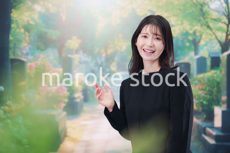 喪服を着てお墓参りをする女性