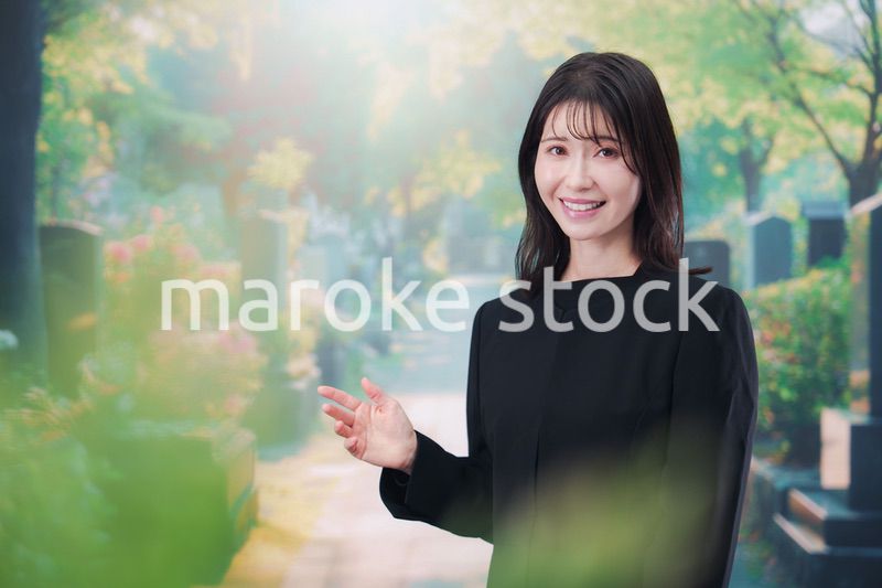喪服を着てお墓参りをする女性