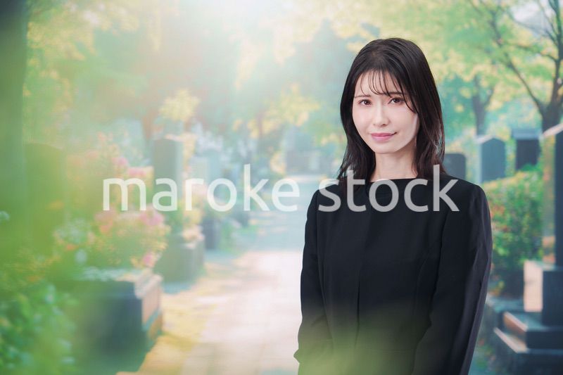 喪服を着てお墓参りをする女性