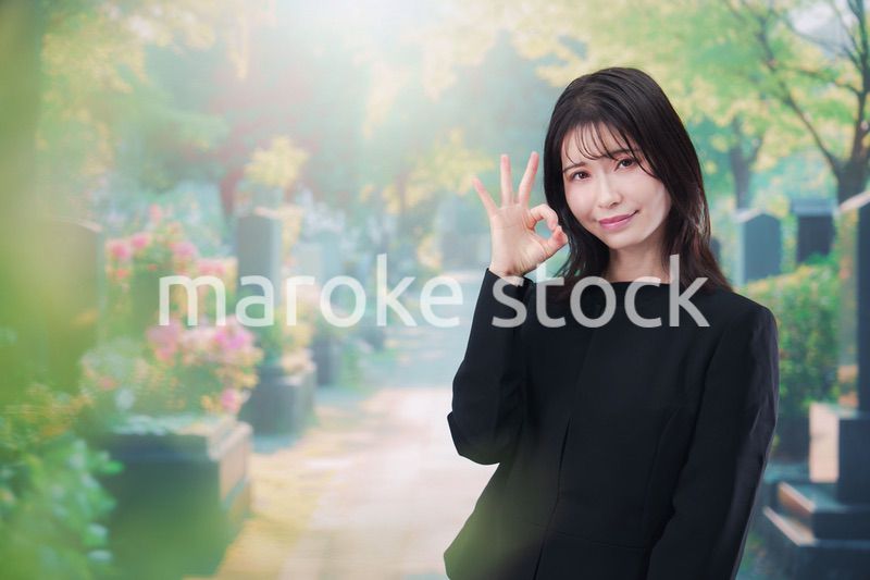喪服を着てお墓参りをする女性