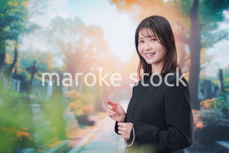 喪服を着てお墓参りをする女性