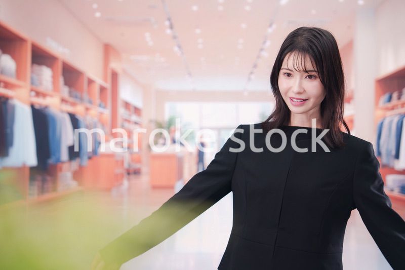 アパレル店で服のフィッティングをする若い女性