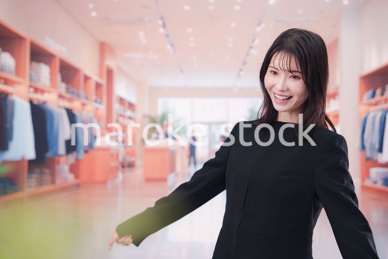 アパレル店で服のフィッティングをする若い女性