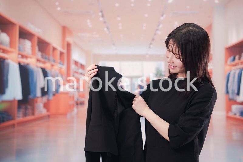 アパレル店で働く若い女性のスタッフ