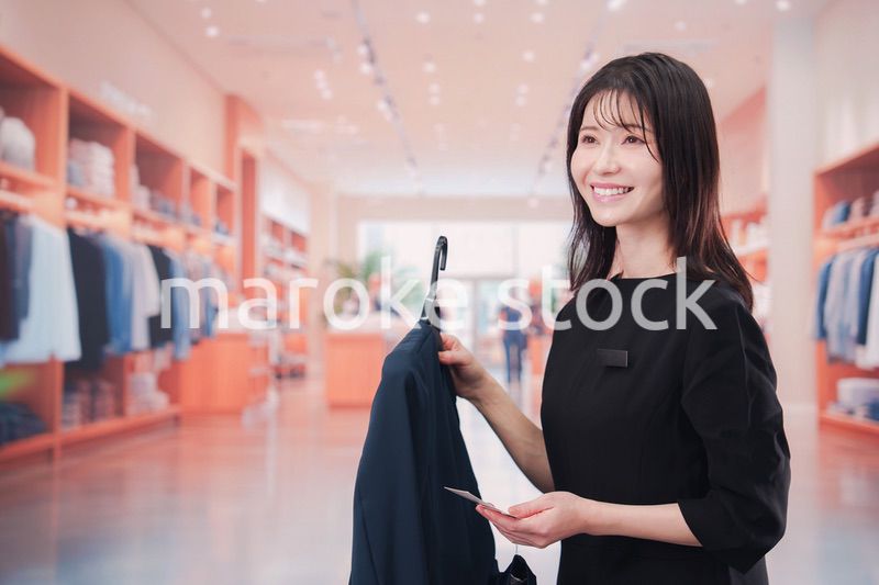 アパレル店で働く若い女性のスタッフ