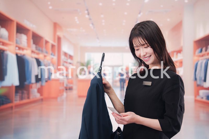 アパレル店で働く若い女性のスタッフ