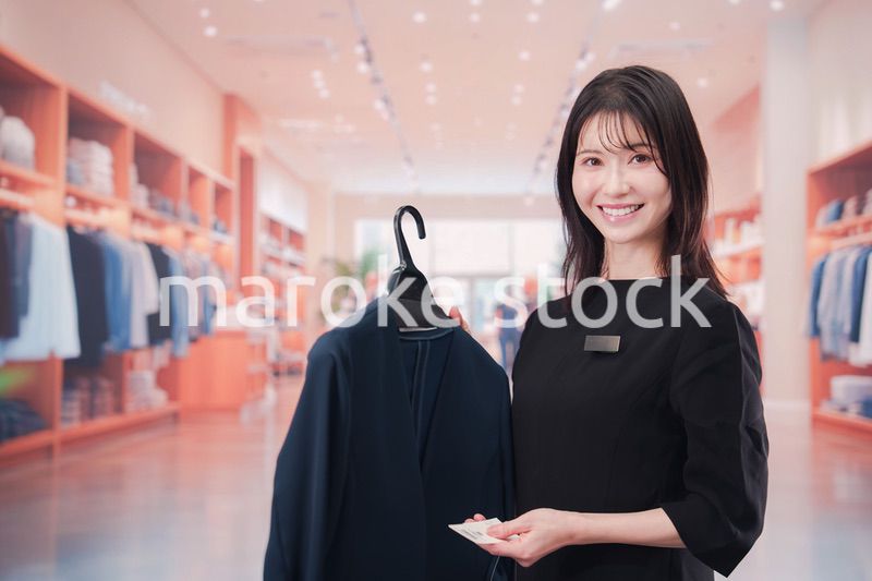 アパレル店で働く若い女性のスタッフ