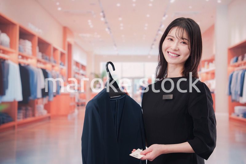 アパレル店で働く若い女性のスタッフ