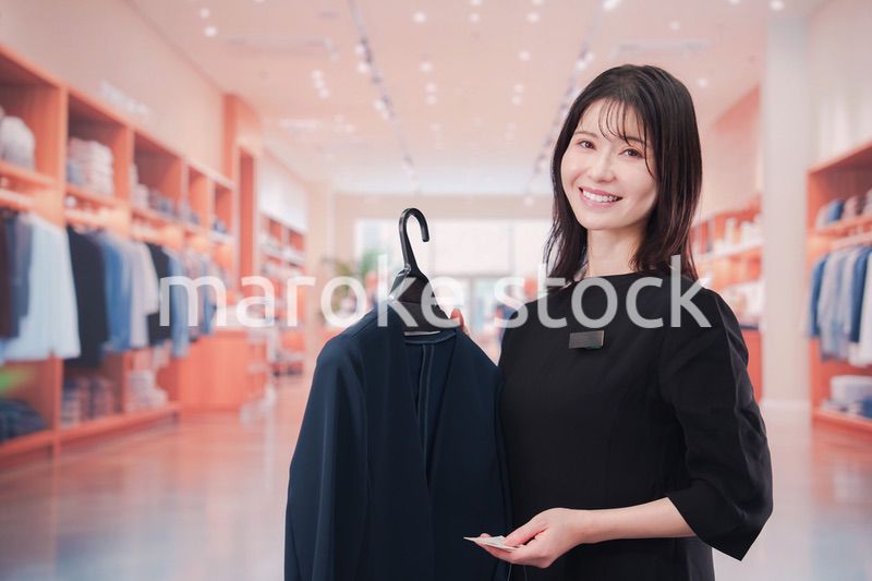 アパレル店で働く若い女性のスタッフ