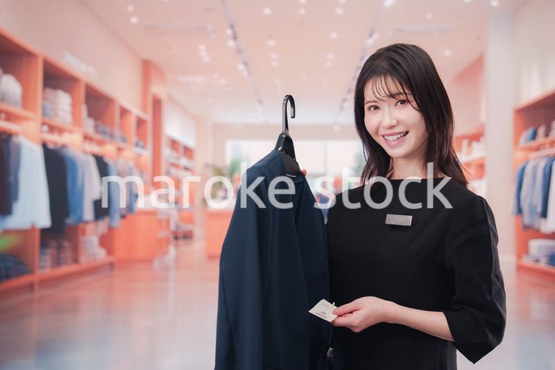 アパレル店で働く若い女性のスタッフ