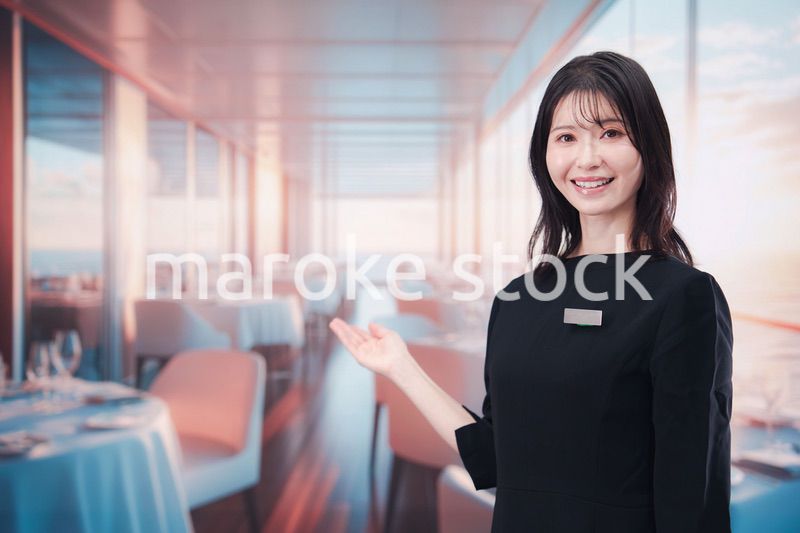 クルーズ船で働く若い女性のクルー