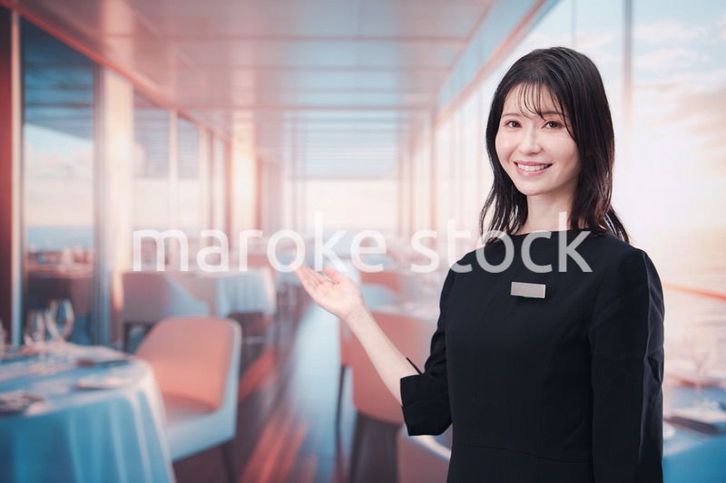 クルーズ船で働く若い女性のクルー