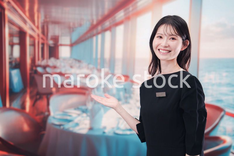 クルーズ船で働く若い女性のクルー