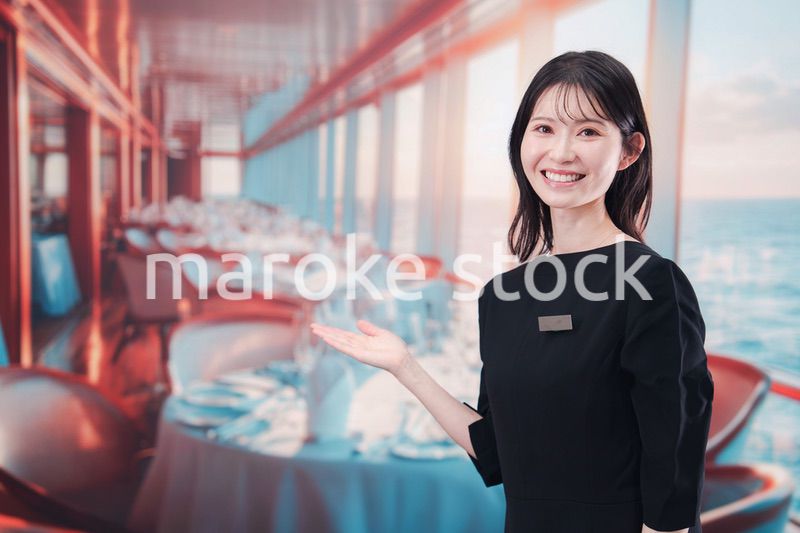 クルーズ船で働く若い女性のクルー