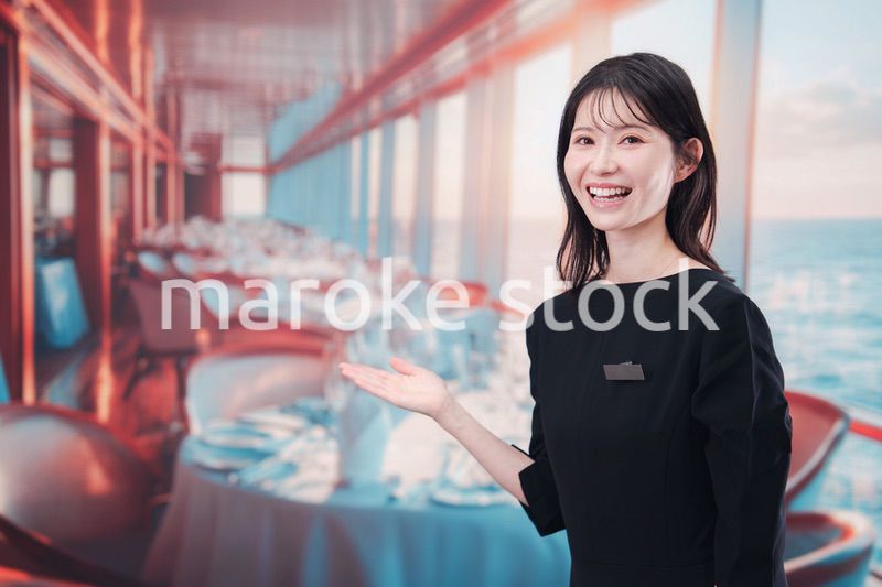 クルーズ船で働く若い女性のクルー