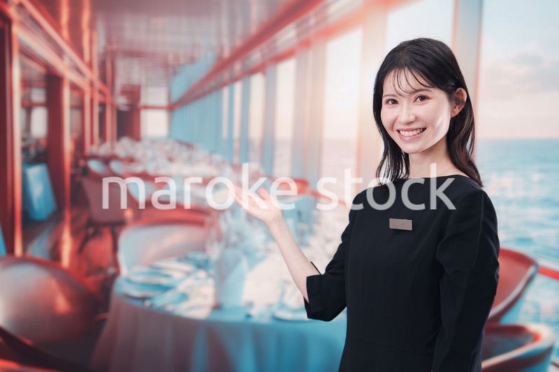 クルーズ船で働く若い女性のクルー