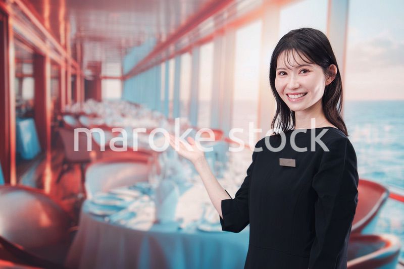 クルーズ船で働く若い女性のクルー