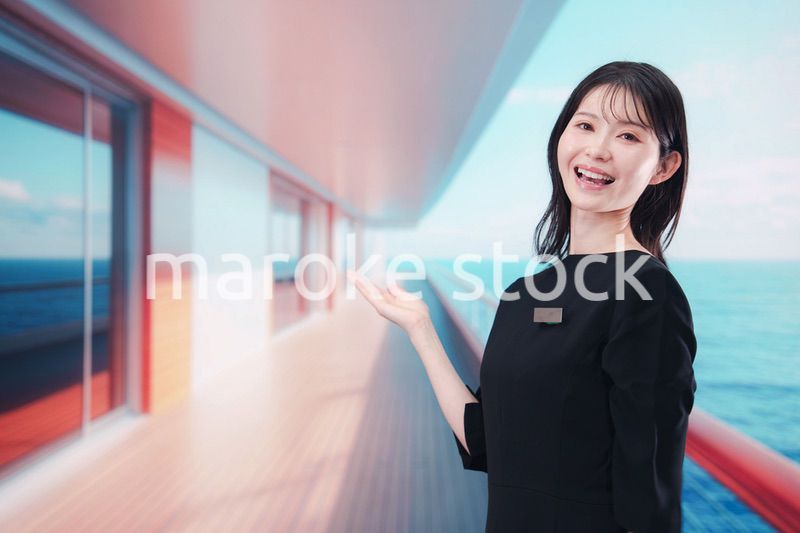 クルーズ船で働く若い女性のクルー