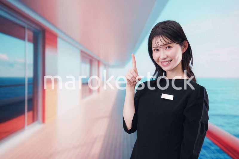 クルーズ船で働く若い女性のクルー