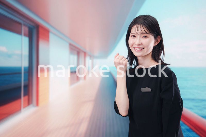 クルーズ船で働く若い女性のクルー