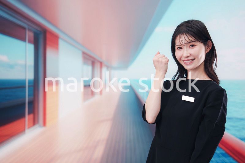 クルーズ船で働く若い女性のクルー