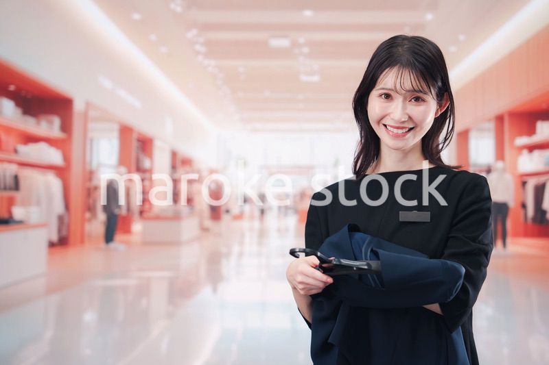 衣料品店で接客をする店員の女性