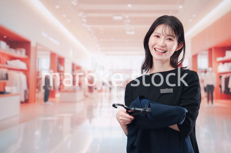 衣料品店で接客をする店員の女性