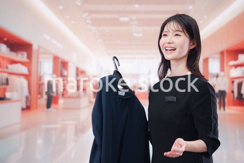衣料品店で接客をする店員の女性