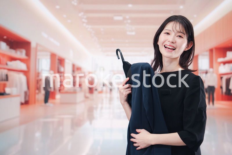 衣料品店で接客をする店員の女性