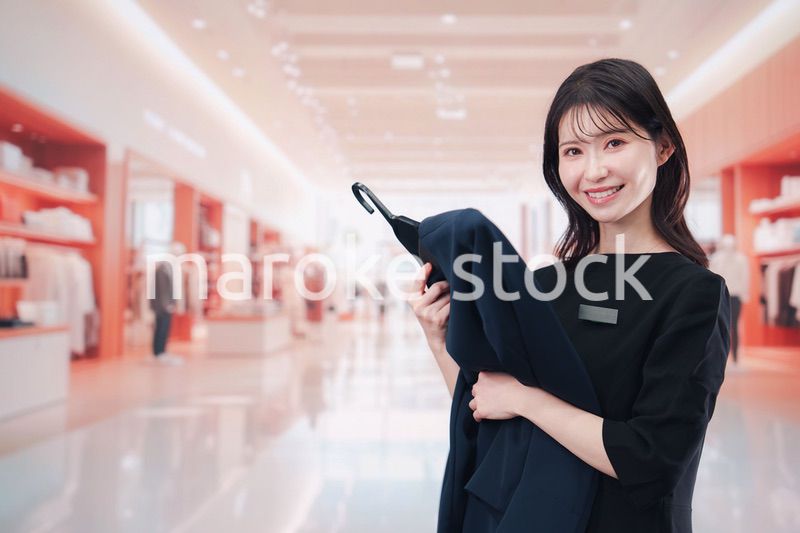 衣料品店で接客をする店員の女性