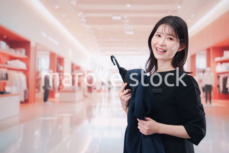 衣料品店で接客をする店員の女性