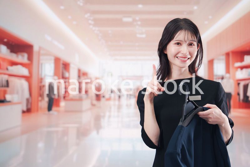 衣料品店で接客をする店員の女性