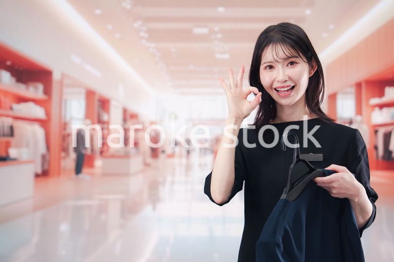 衣料品店で接客をする店員の女性