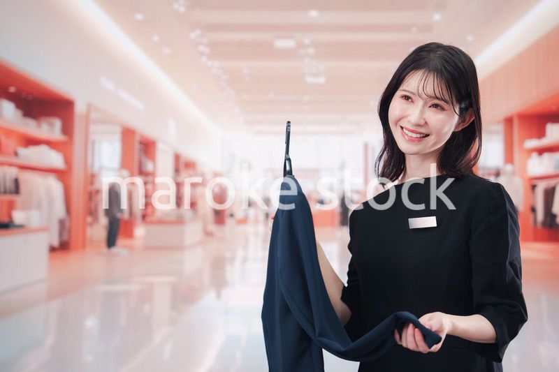 衣料品店で接客をする店員の女性