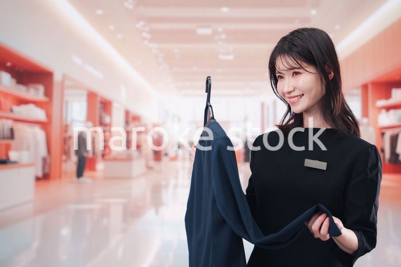 衣料品店で接客をする店員の女性