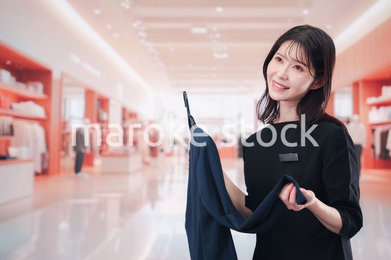 衣料品店で接客をする店員の女性