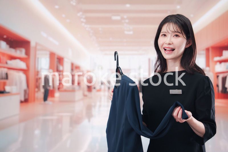 衣料品店で接客をする店員の女性