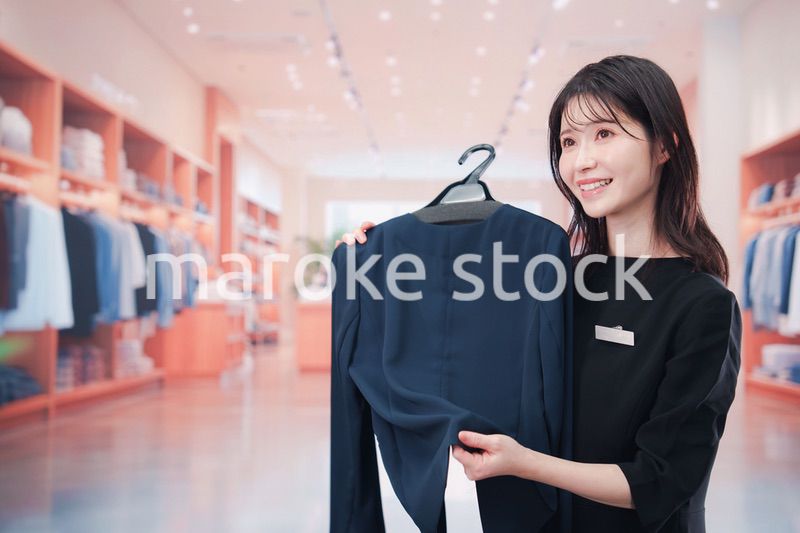 衣料品店で接客をする店員の女性