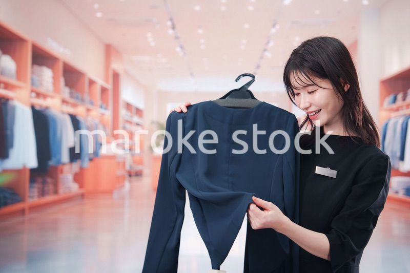 衣料品店で接客をする店員の女性