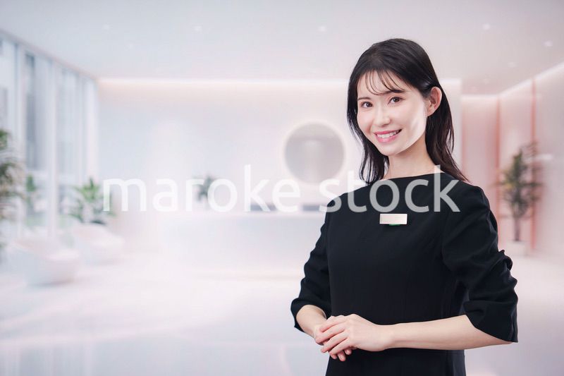 サロンで働く若い女性のスタッフ