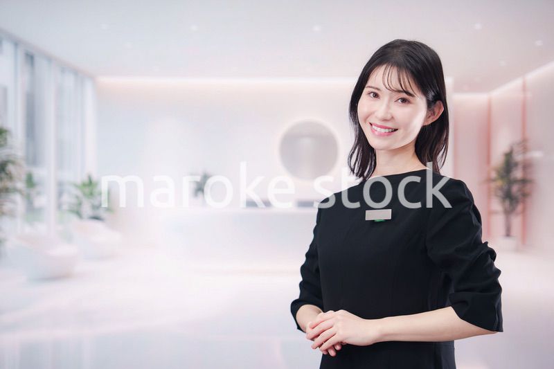 サロンで働く若い女性のスタッフ