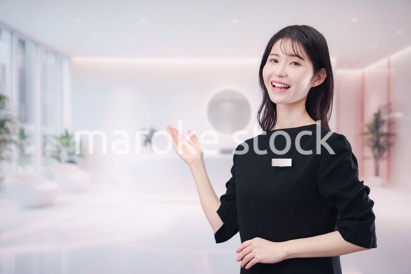 サロンで働く若い女性のスタッフ