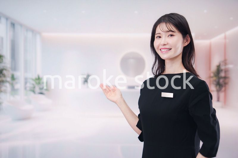 サロンで働く若い女性のスタッフ