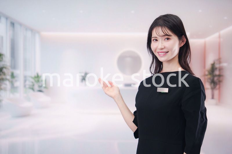 サロンで働く若い女性のスタッフ