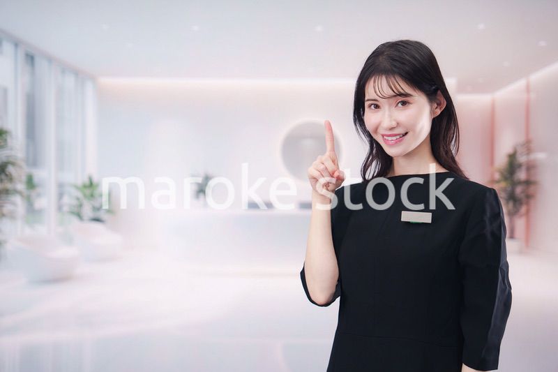 サロンで働く若い女性のスタッフ