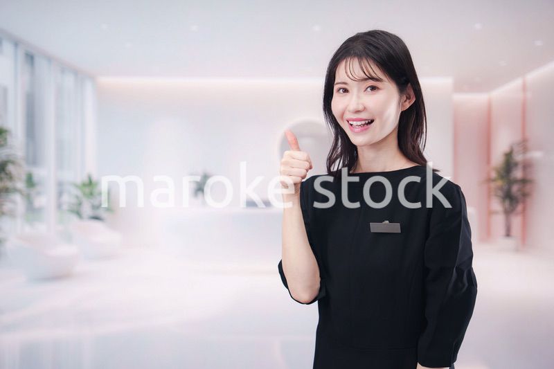 サロンで働く若い女性のスタッフ