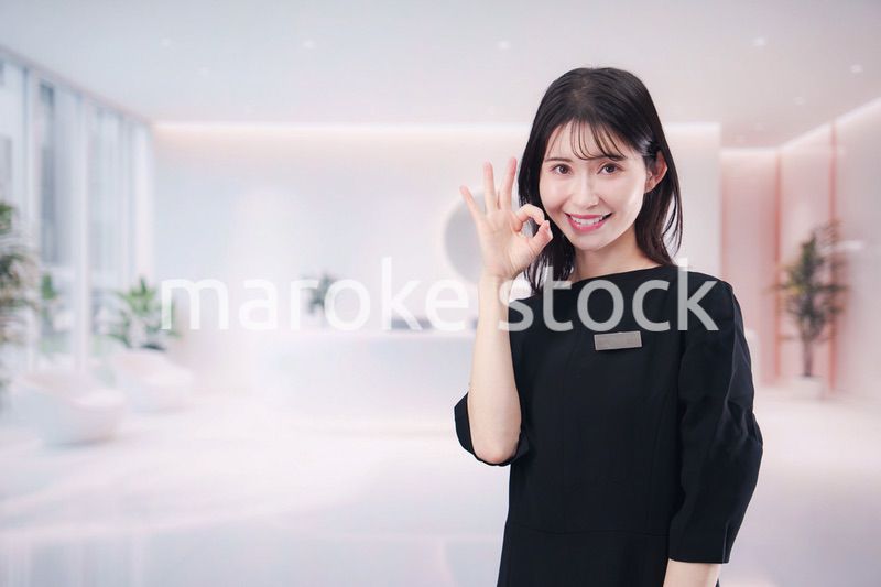 サロンで働く若い女性のスタッフ