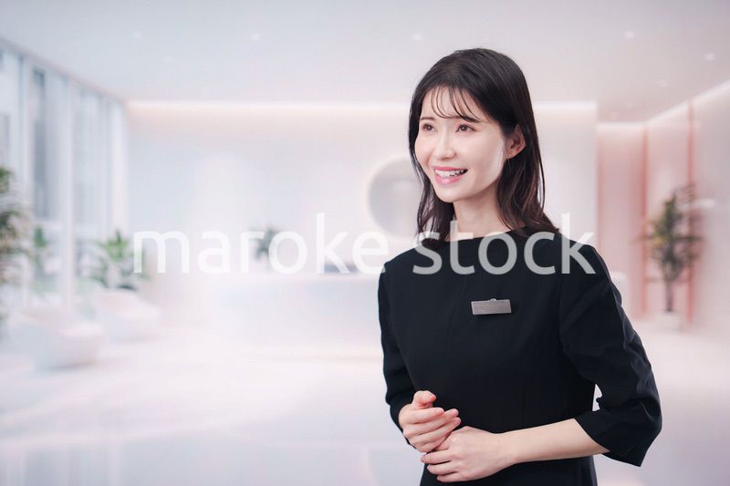 サロンで働く若い女性のスタッフ