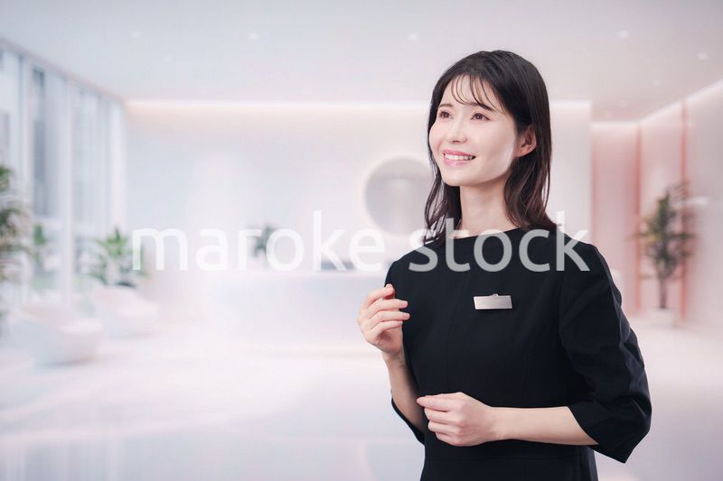 サロンで働く若い女性のスタッフ