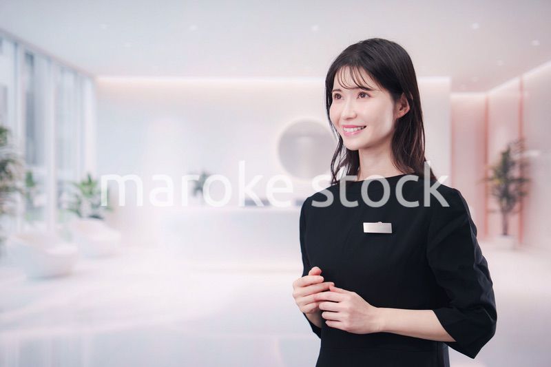 サロンで働く若い女性のスタッフ